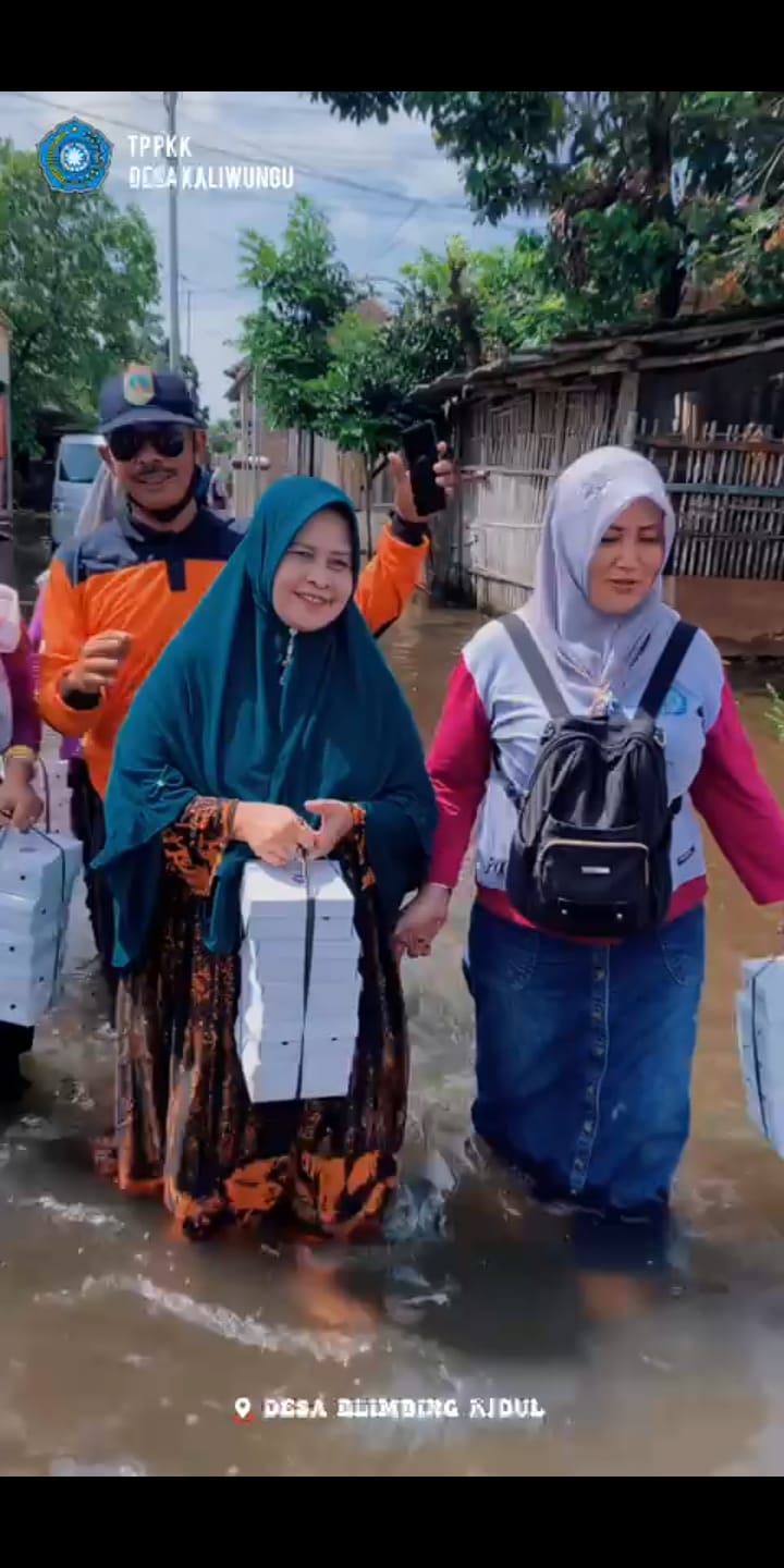 Ketua Tim PKK Desa Kaliwungu Ny. Eni Syafi'i Noor Berbagi Nasi Box Kepada Para Korban Banjir di desa Blimbing Kidul